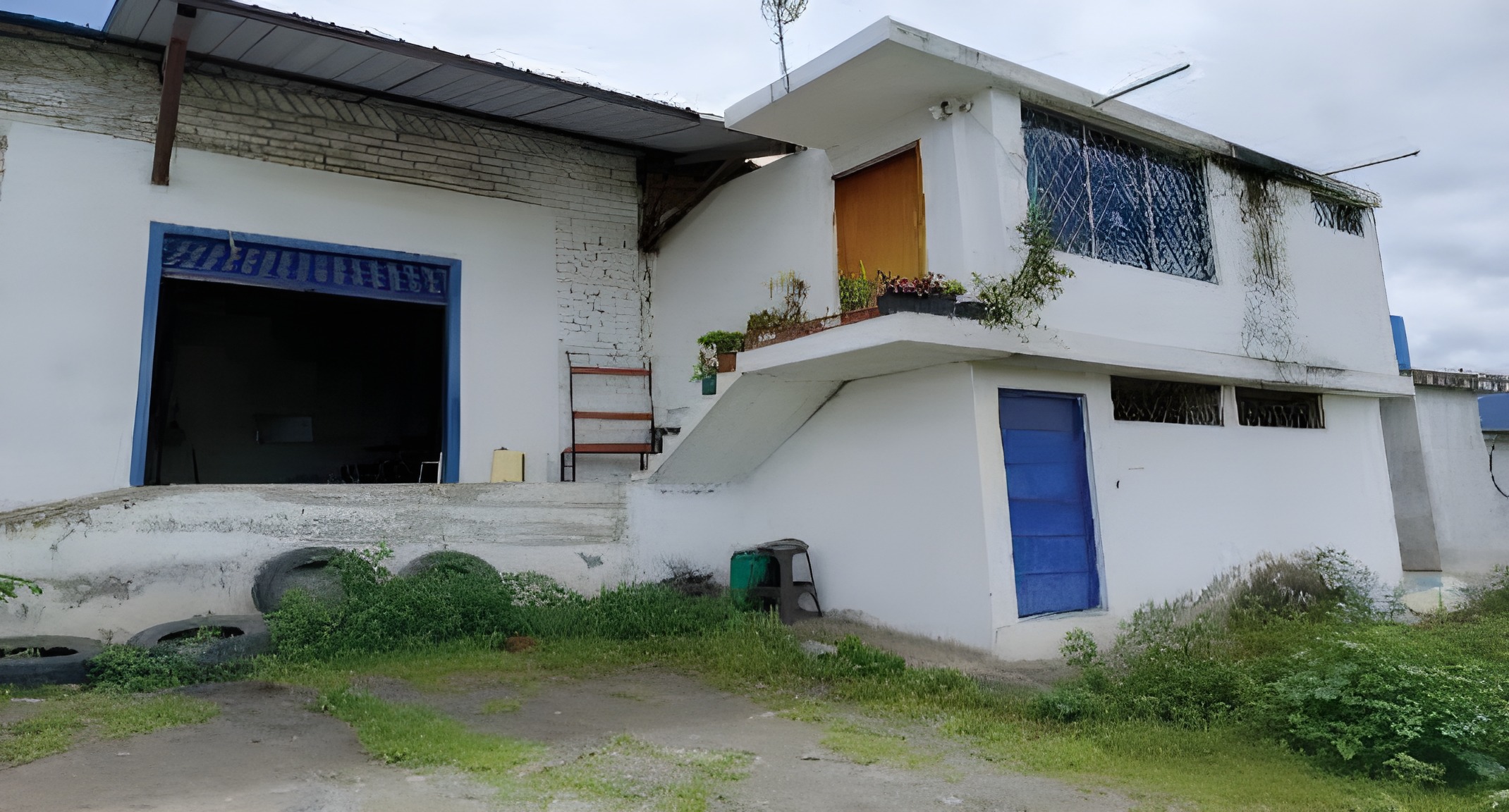 Terreno industrial con criaderos - Riobamba