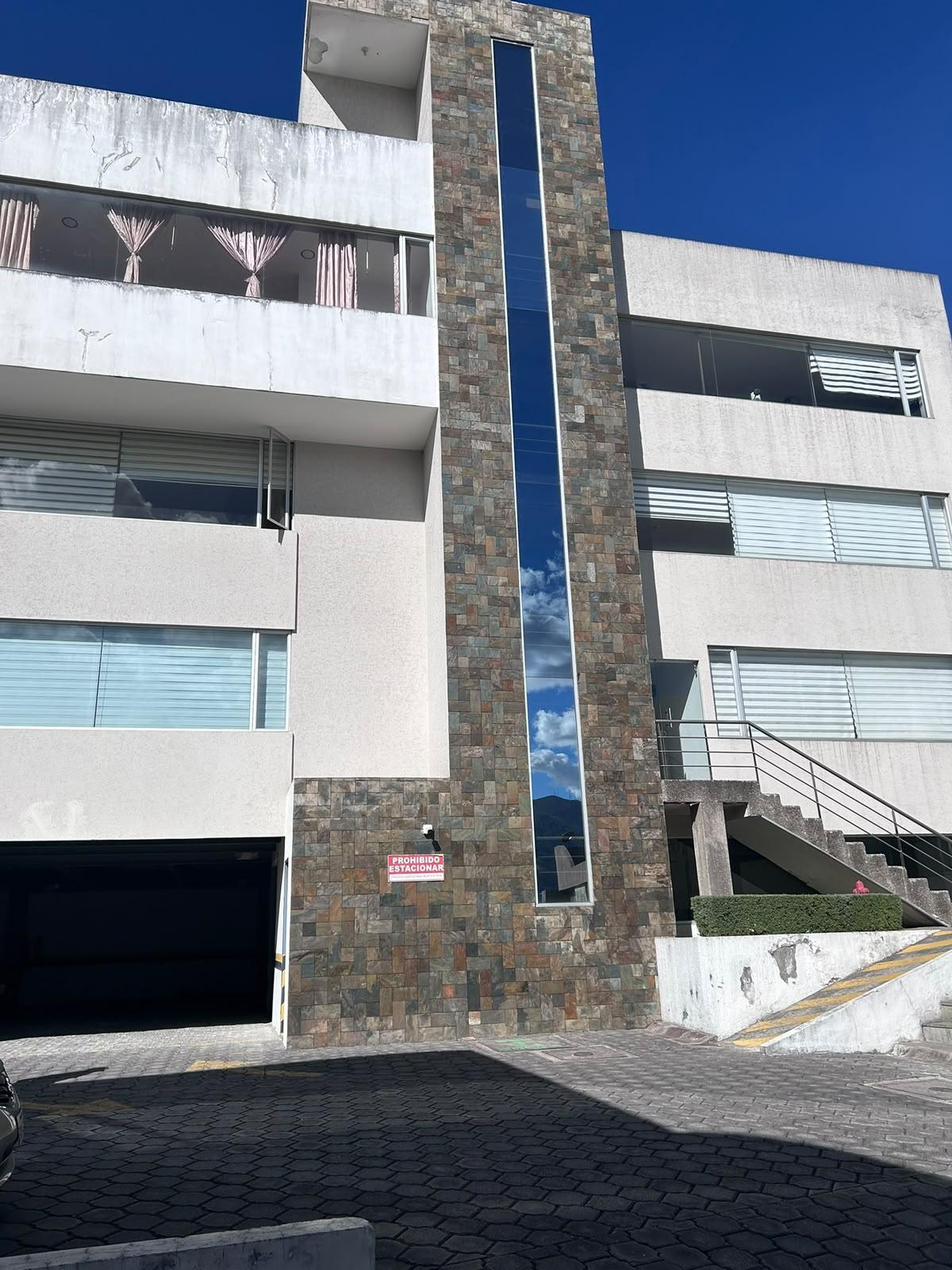 Departamento con parqueadero - Quito