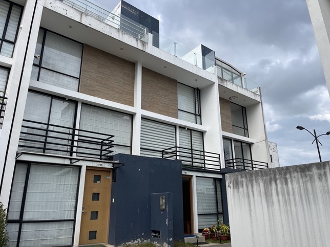 Terreno con construcción - Pichincha
