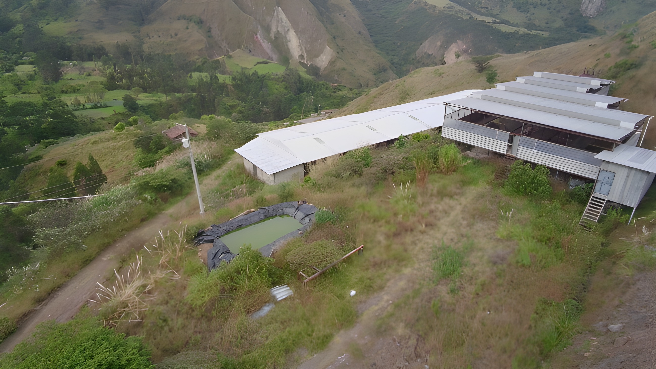 Terreno agrícola con galpones - Loja