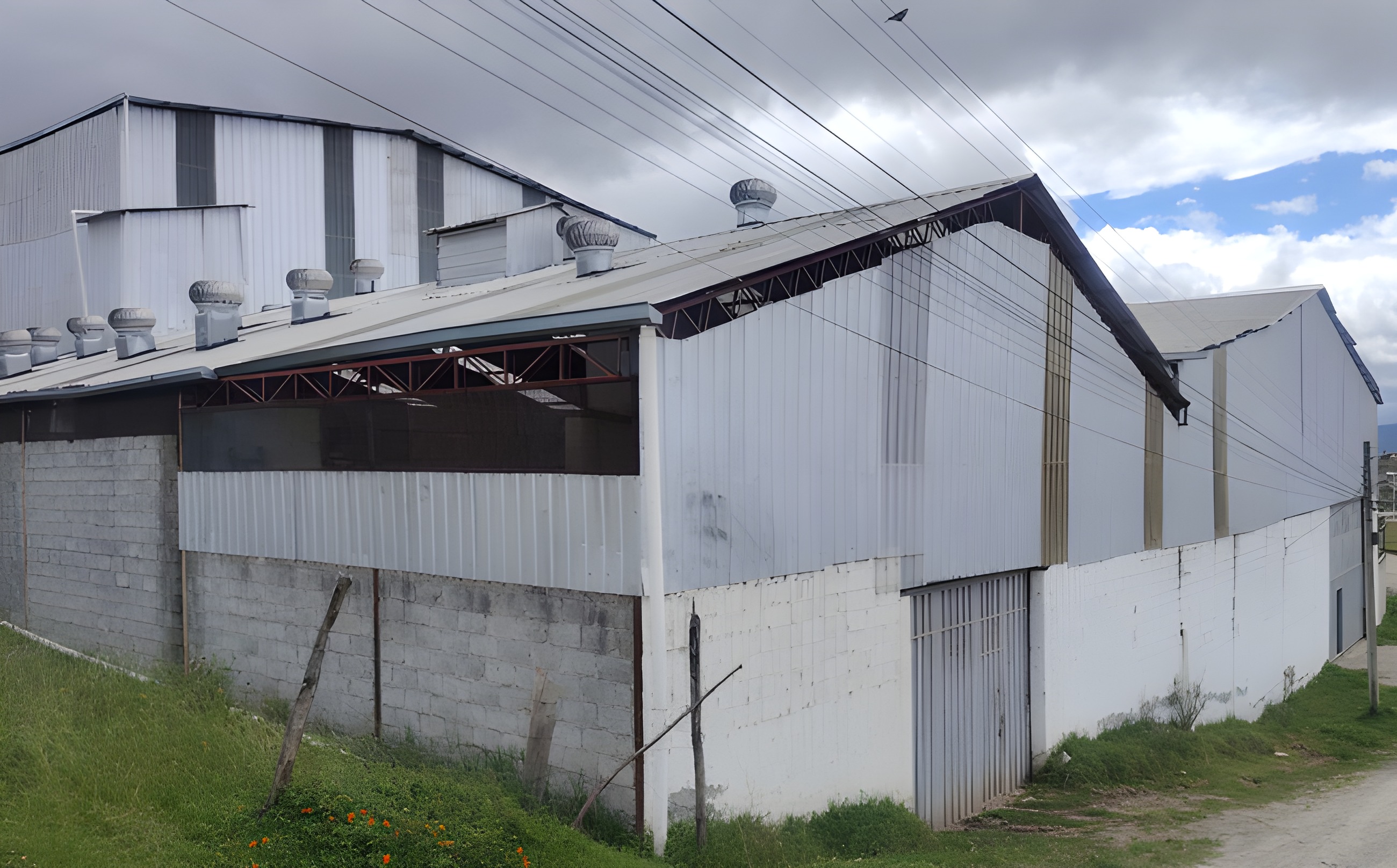 Terreno industrial con galpones - Loja