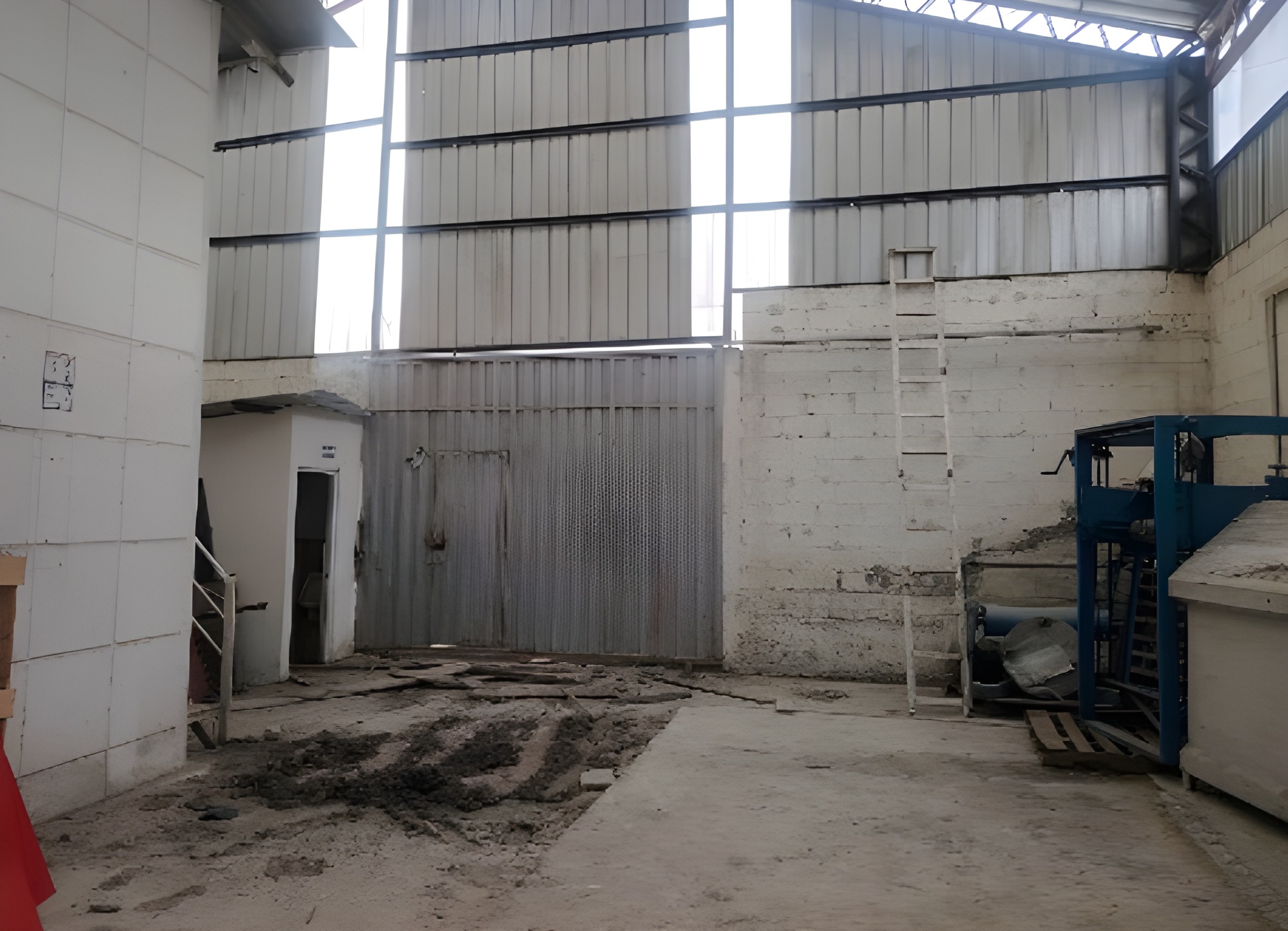 Terreno industrial con galpones - Loja