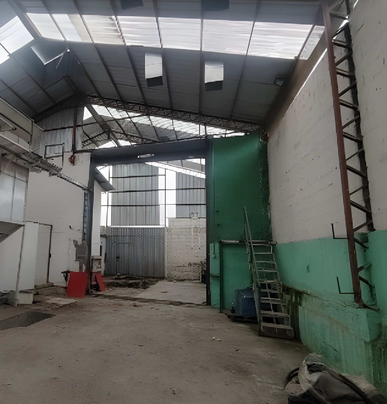 Terreno industrial con galpones - Loja