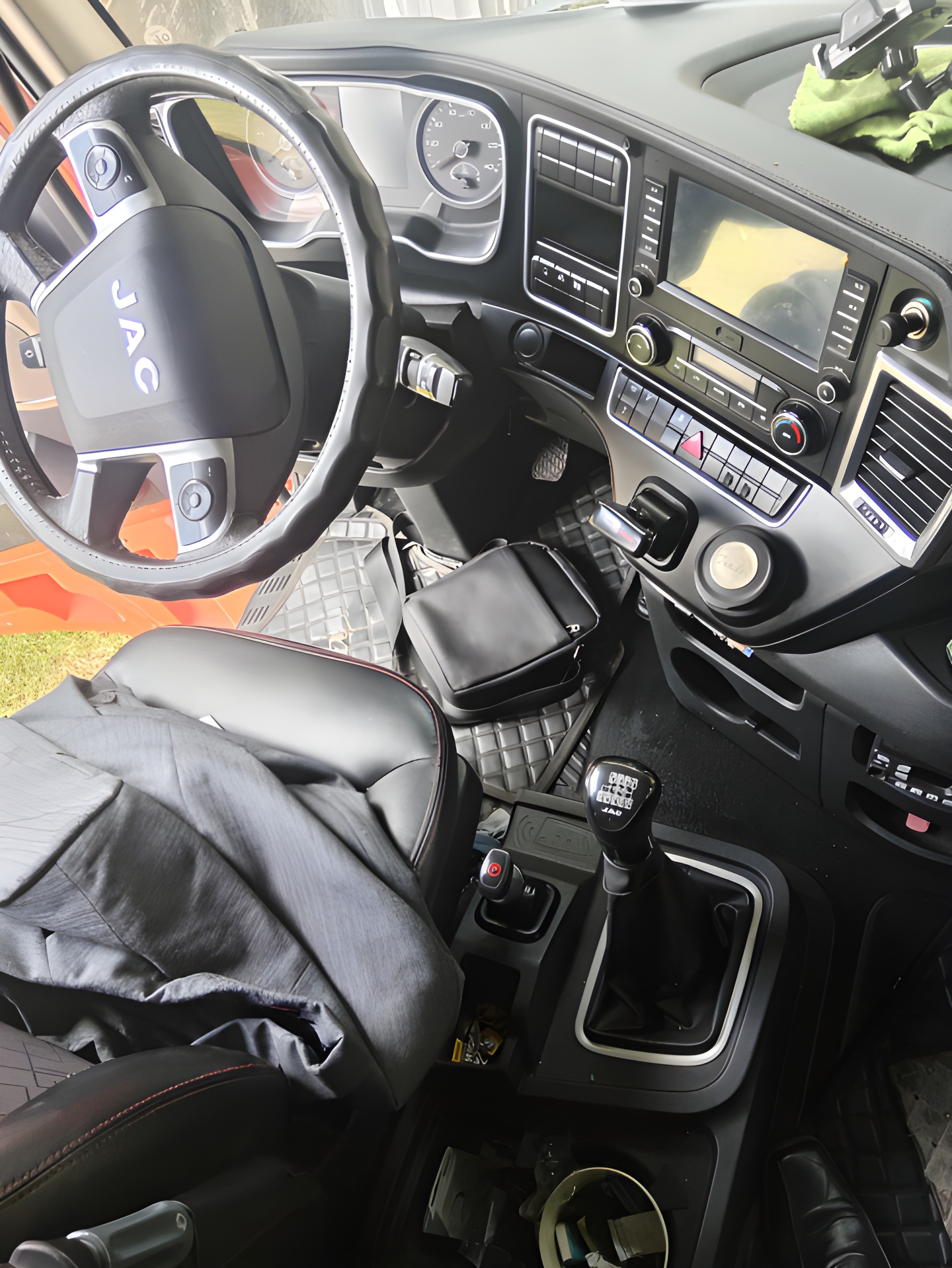 JAC 6x4 2022 - Loja